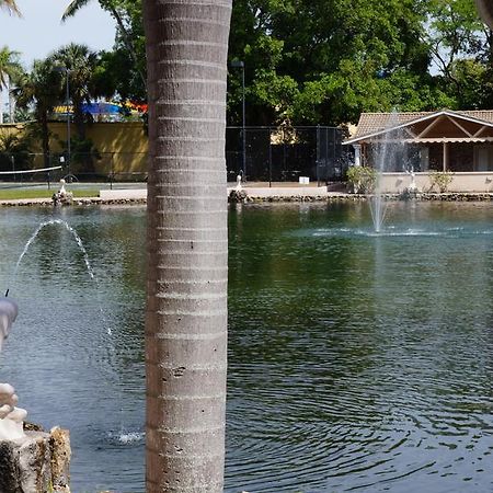 فندق فورت مايرزفي  Rock Lake Not Open Due To Hurricane Damages المظهر الخارجي الصورة