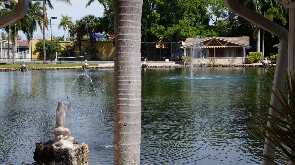 فندق فورت مايرزفي  Rock Lake Not Open Due To Hurricane Damages المظهر الخارجي الصورة